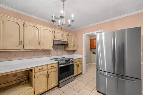 Kitchen - 2502 E Hillview Dr, Dalton, GA 30721 photo 4 of 5