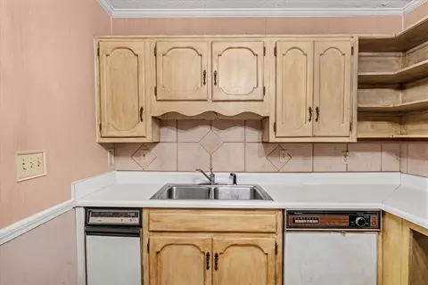 Kitchen - 2502 E Hillview Dr, Dalton, GA 30721 photo 3 of 5