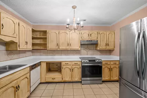 Kitchen - 2502 E Hillview Dr, Dalton, GA 30721 photo 5 of 5