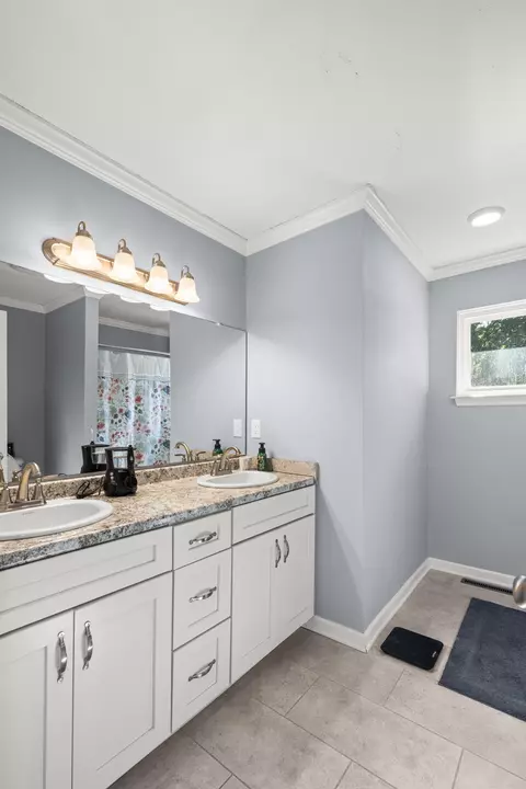 Bath - 118 Graham Cir, Rock Spring, GA 30739 photo 3 of 4
