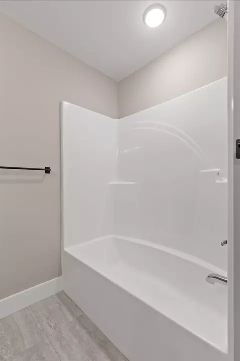 Bath - 123 Cherokee Ridge Dr, Ocoee, TN 37361 photo 2 of 5