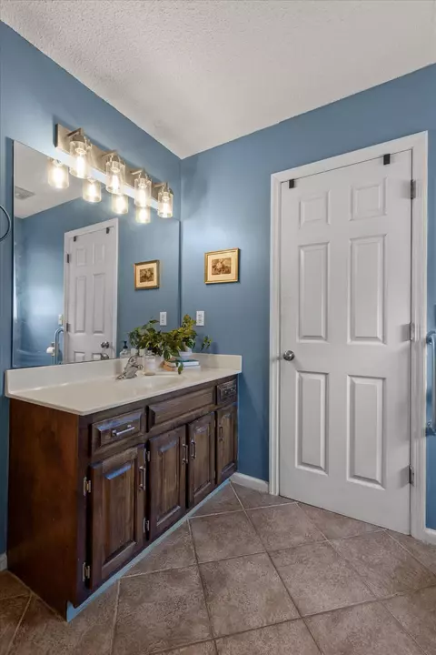 Bath - 159 Spring Wind Cir, Ringgold, GA 30736 photo 2 of 3