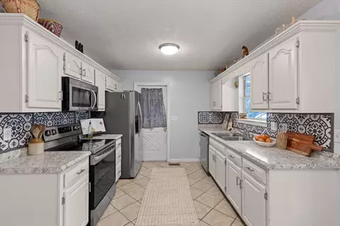 Kitchen - 159 Spring Wind Cir, Ringgold, GA 30736 photo 1 of 2