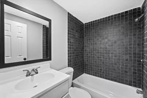Bath - 2815 Lyle Ln, Dalton, GA 30721 photo 1 of 4