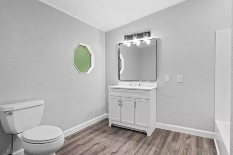 Bath - 2815 Lyle Ln, Dalton, GA 30721 photo 3 of 4