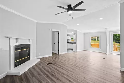 Living - 2815 Lyle Ln, Dalton, GA 30721 photo 2 of 6