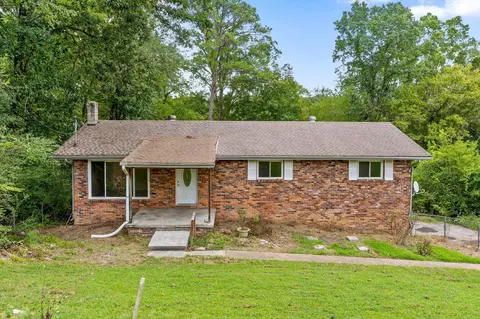1128 Iris Dr, Rossville, GA 30741