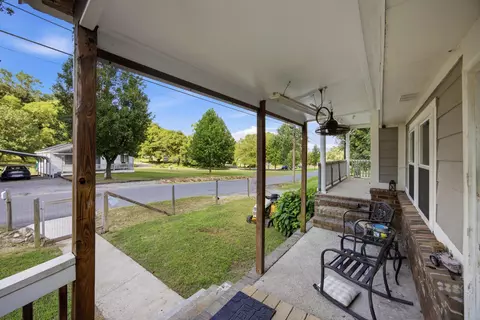 Exterior - 209 Owens St, Sequatchie, TN 37374 photo 2 of 10