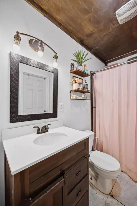 Bath - 209 Owens St, Sequatchie, TN 37374 photo 2 of 3