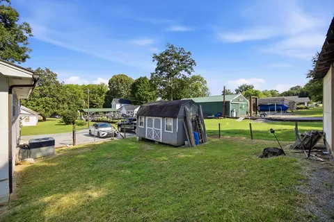 Exterior - 209 Owens St, Sequatchie, TN 37374 photo 9 of 10