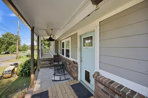 Exterior - 209 Owens St, Sequatchie, TN 37374 photo 3 of 10