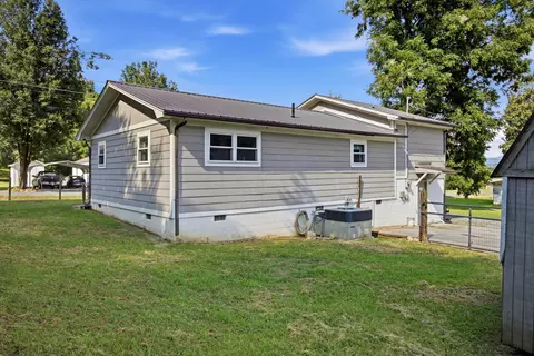 Exterior - 209 Owens St, Sequatchie, TN 37374 photo 4 of 10