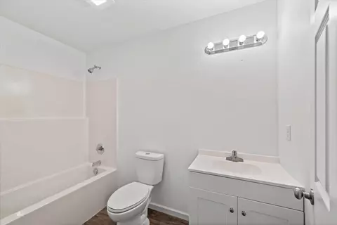 Bath - 664 Eber Rd SE, Dalton, GA 30720 photo 3 of 4