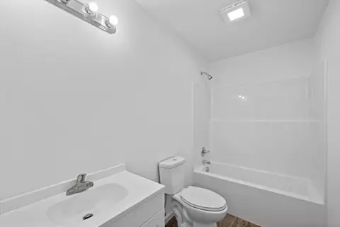Bath - 664 Eber Rd SE, Dalton, GA 30720 photo 1 of 4
