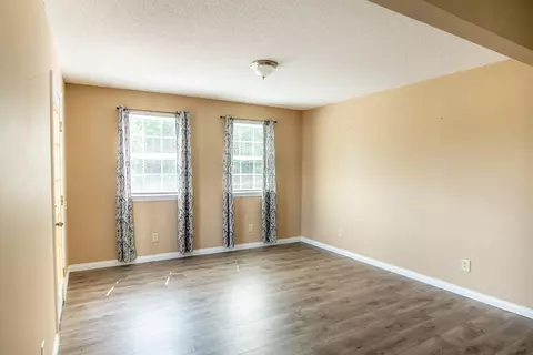 Living - 8208 Fallen Maple Dr, Chattanooga, TN 37421 photo 5 of 7