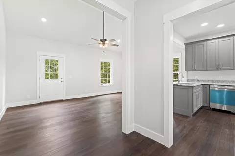 Entry Way - 2041 Ashley Lane Ln, Dalton, GA 30721 photo 2 of 10