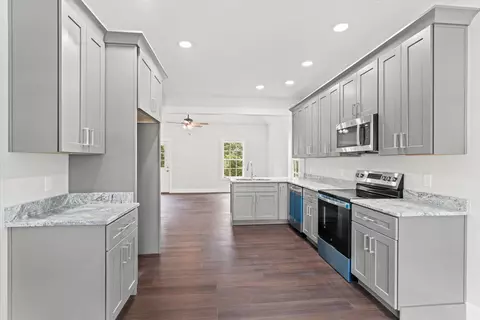 Entry Way - 2041 Ashley Lane Ln, Dalton, GA 30721 photo 5 of 10