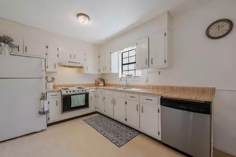 Kitchen - 2311 Saunders Rd, Ringgold, GA 30736 photo 3 of 3