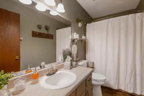 Bath - 2311 Saunders Rd, Ringgold, GA 30736 photo 1 of 2