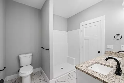 Bath - 140 Washington St, Dalton, GA 30721 photo 2 of 3