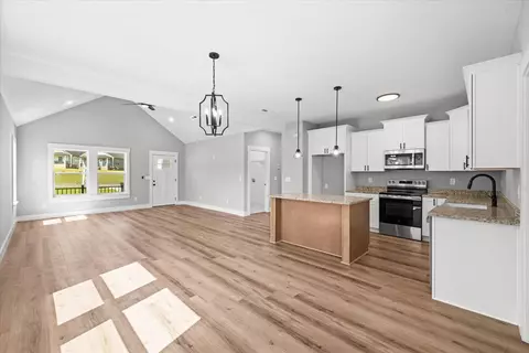 Living - 140 Washington St, Dalton, GA 30721 photo 5 of 6