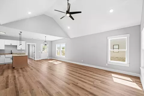 Living - 140 Washington St, Dalton, GA 30721 photo 2 of 6