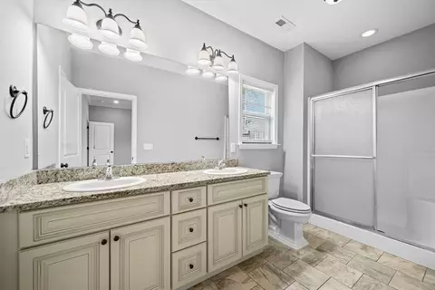 Bath - 54 Franklin Cir, Fort Oglethorpe, GA 30742 photo 1 of 3