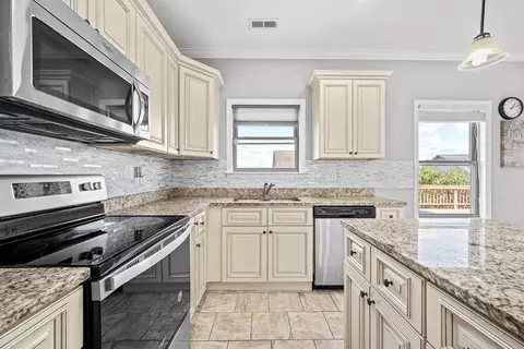 Kitchen - 54 Franklin Cir, Fort Oglethorpe, GA 30742 photo 3 of 4
