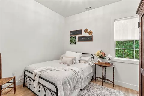 Bedroom - 10370 Tn-150, Sequatchie, TN 37374 photo 2 of 2
