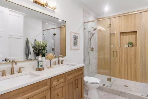 Bath - 357 E 4th St, Chattanooga, TN 37403 photo 6 of 15