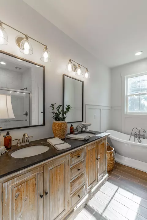 Bath - 3481 Post Oak Rd, Ringgold, GA 30736 photo 2 of 10