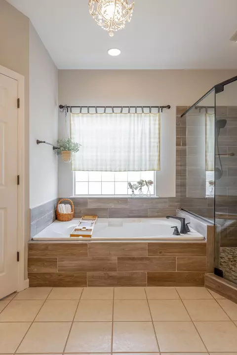 Bath - 1791 Windstone Dr, Ringgold, GA 30736 photo 1 of 12