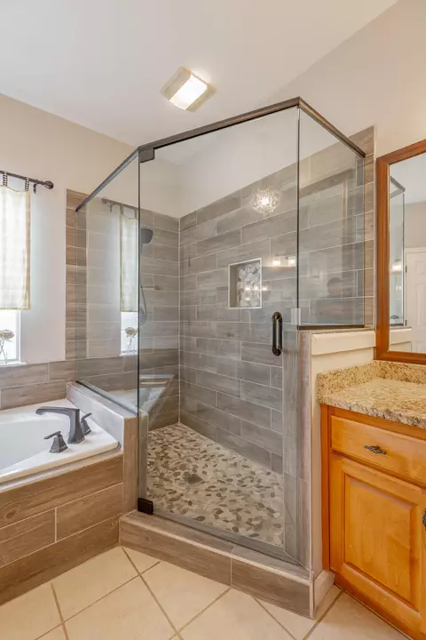 Bath - 1791 Windstone Dr, Ringgold, GA 30736 photo 6 of 12