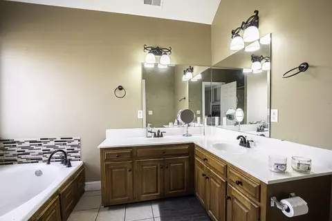 Bath - 1344 Springview Dr, Chattanooga, TN 37421 photo 3 of 4