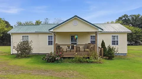 71 Oak Ave, Trenton, GA 30752