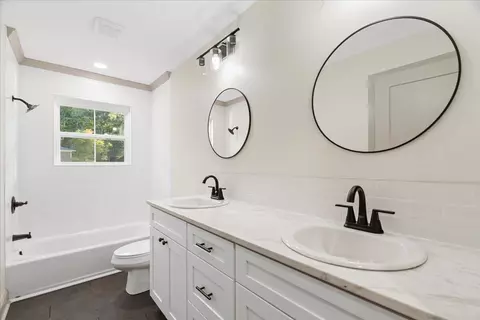 Bath - 137 Meadow Brook Dr, Rock Spring, GA 30739 photo 3 of 4