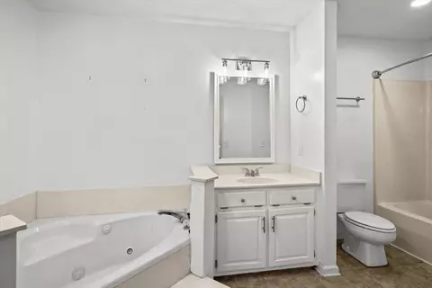 Bath - 331 Bethany Dr, Dalton, GA 30721 photo 3 of 7