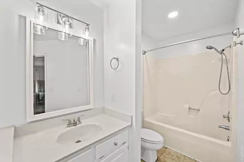 Bath - 331 Bethany Dr, Dalton, GA 30721 photo 4 of 7