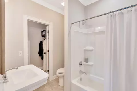 Bath - 8817 Pine Ridge Rd, Ooltewah, TN 37363 photo 7 of 8