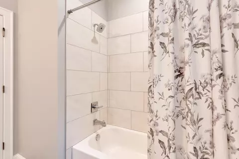 Bath - 8817 Pine Ridge Rd, Ooltewah, TN 37363 photo 6 of 8