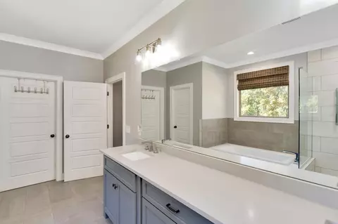 Bath - 8817 Pine Ridge Rd, Ooltewah, TN 37363 photo 4 of 8