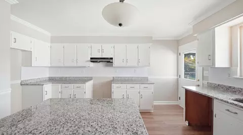 Kitchen - 49 Stuart Rd, Fort Oglethorpe, GA 30742 photo 2 of 5