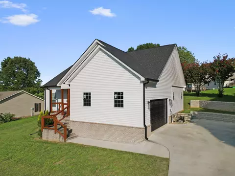 Exterior - 1004 Valley Dr, Athens, TN 37303 photo 3 of 7