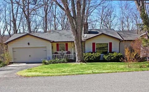 135 Lakeshire Dr, Crossville, TN 38558