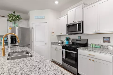 Kitchen - 5697 Prickly Loop, Ooltewah, TN 37363 photo 2 of 4