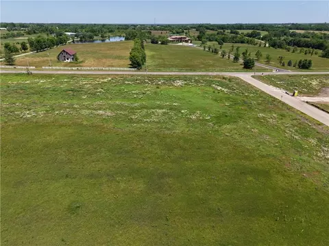 20720 Briar St, Stilwell, KS 66085