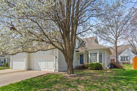 11924 Grandview St, Overland Park, KS 66213 | 27 Photos | MLS #2428948 ...