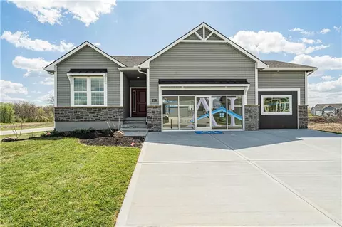 400 SW Hawthorne Ln, Blue Springs, MO 64014