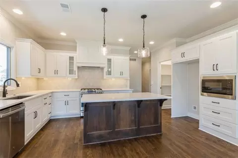 11433 S Waterford Dr, Olathe, KS 66061