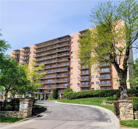 4550 Warwick Blvd #106, Kansas City, MO 64111
